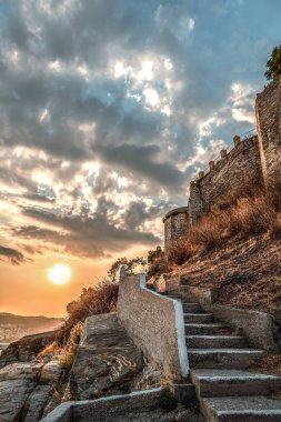 Tarihi Imaret Kavala 'nın panoramik manzarası, modern lüks otel.