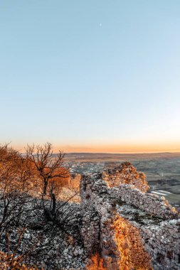 Tepenin panoramik manzarası Avantas Bizans Kalesi Dedeağaç, Yunanistan Evros Bölgesi, günbatımı renkleri, turizm.
