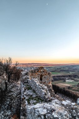 Tepenin panoramik manzarası Avantas Bizans Kalesi Dedeağaç, Yunanistan Evros Bölgesi, günbatımı renkleri, turizm.