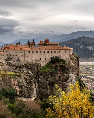 Kalambaka köyü yakınlarındaki Meteora Manastırlarına panoramik manzara Yunanistan hac yolculuğu.