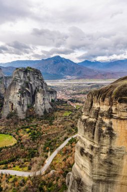 Kalambaka köyü yakınlarındaki eşsiz Kutsal Meteora Manastırı Yunanistan hac yolculuğu.