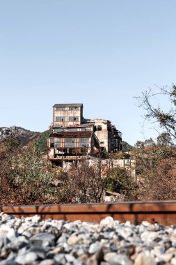 Kirki Köyü yakınlarındaki terk edilmiş çinko madenleri Yunanistan, çevre felaketi, Avustralya.