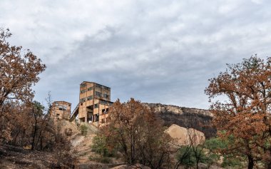 Kirki Köyü yakınlarındaki terk edilmiş çinko madenleri Yunanistan, çevre felaketi, Avustralya.