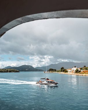 Lefkada 'daki Nidri limanından ya da Preveza yakınlarındaki İyon Denizi' ndeki Lefkas Yunan adasından. Yaz tatili teknede, bulutlu gökyüzü.