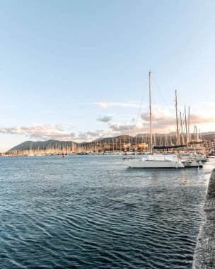 Lefkada veya Lefkas Yunan adası, Preveza yakınlarındaki İyon Denizi. Yaz tatili ve günbatımı renkleri.