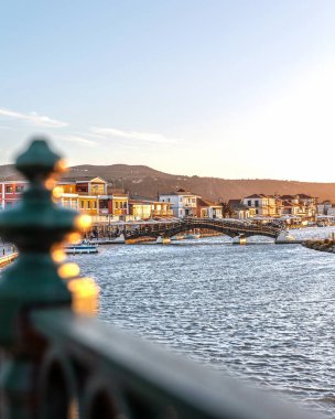 Lefkada veya Lefkas Yunan adası, İyon Denizi 3.5.24 Preveza yakınlarında. Yaz tatili ve günbatımı renkleri.