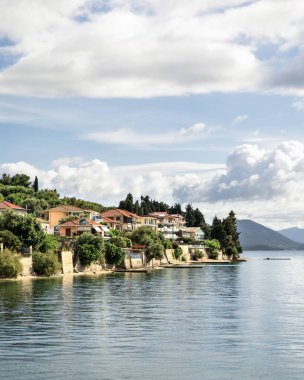 Lefkada 'daki Nidri limanından ya da Preveza yakınlarındaki İyon Denizi' ndeki Lefkas Yunan adasından. Yaz tatili teknede, bulutlu gökyüzü.