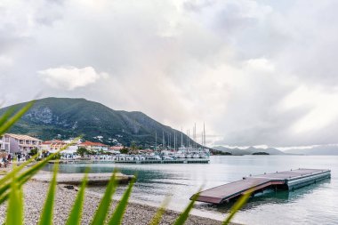 Lefkada 'daki Nidri limanından ya da Preveza yakınlarındaki İyon Denizi' ndeki Lefkas Yunan adasından. Yaz tatili teknede, bulutlu gökyüzü.