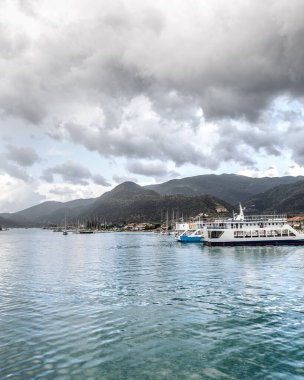 Lefkada 'daki Nidri limanından ya da Preveza yakınlarındaki İyon Denizi' ndeki Lefkas Yunan adasından. Yaz tatili teknede, bulutlu gökyüzü.