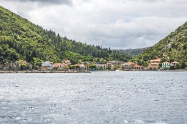 Ithaka ya da Ithaki adası. Fiskardo Kefalonia Yunan adasına seyahat, Preveza 4.5.2024 yakınlarındaki İyon Denizi. Yaz tatili. Bulutlu gökyüzü ve dalgalar.