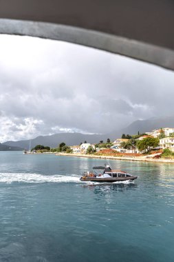 Lefkada 'daki Nidri limanından ya da Preveza yakınlarındaki İyon Denizi' ndeki Lefkas Yunan adasından. Yaz tatili teknede, bulutlu gökyüzü.