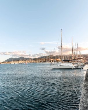 Lefkada veya Lefkas Yunan adası, Preveza yakınlarındaki İyon Denizi. Yaz tatili ve günbatımı renkleri.