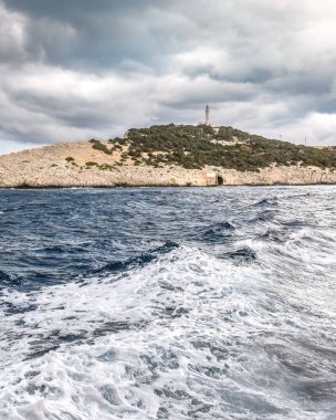 Lefkada ya da Lefkas Yunan adasında, Preveza yakınlarındaki İyon Denizi 'nde. Yaz tatili. Bulutlu gökyüzü ve dalgalar.