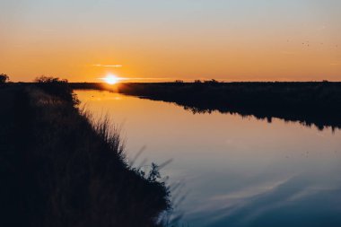 Dedeağaç, Dadia ormanı ve Türkiye sınırı yakınlarındaki Evros Deltası Ulusal Parkı 'nda günbatımında veya gündoğumunda panoramik manzara, su yansıması.