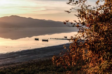 Kerkini Gölü 'ndeki güzel gün batımı manzarası Makedonya Yunanistan, altın saat ve gün doğumu.