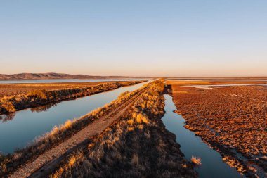 Dedeağaç ve Türkiye sınırı yakınlarındaki Evros Deltası Ulusal Parkı 'ndaki Kuş Gözlemevi' nden, Dadia Ormanı 'ndan ve korunan sulak alanlardan, gün batımından veya gün doğumundan görüntü.