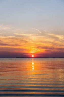 Altın gün batımında güzel manzara ya da denizde gün doğumu, kırmızı ve turuncu renkler.