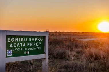 Dedeağaç ve Türkiye sınırı yakınlarındaki Evros Deltası Ulusal Parkı 'nda gün batımı veya gündoğumu kuşların göç mevsiminde barındıkları yer, balıkçılık, tarım, iklim.