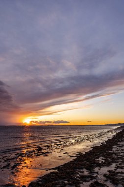 Güzel bir gün batımı ya da Apalos sahilinde gün doğumu Alexandroupolis. Semendirek ya da Semendirek adasına, deniz kenarına ve turizm merkezine bakın.