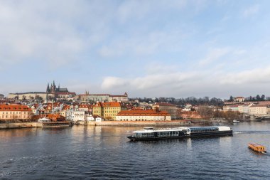 Prag Tarihi Gotik Ortaçağ şatosu ve kilise kompleksi üzerine panoramik manzara, St. Vitus Katedrali, Charles Köprüsü, astronomik saat, St. George Bazilikası, Unesco şehir turizmi.