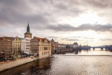 Prag Tarihi Gotik Ortaçağ şatosu ve kilise kompleksi üzerine panoramik manzara, St. Vitus Katedrali, Charles Köprüsü, astronomik saat, St. George Bazilikası, Unesco şehir turizmi.