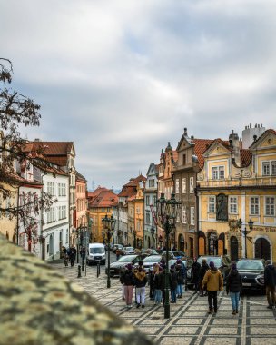 Prag czech cumhuriyeti-30.12.24 Tarihi Gotik kale ve kilise kompleksi, St. Vitus Katedrali, Charles Köprüsü, astronomik saat, St. George Bazilikası, Unesco şehir turizmi.