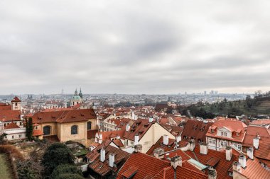Prag Tarihi Gotik Ortaçağ şatosu ve kilise kompleksi üzerine panoramik manzara, St. Vitus Katedrali, Charles Köprüsü, astronomik saat, St. George Bazilikası, Unesco şehir turizmi.