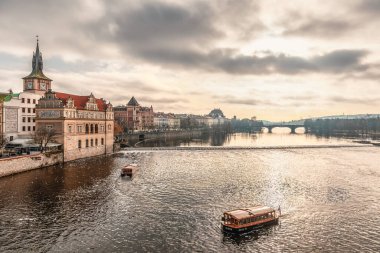 Prag Tarihi Gotik Ortaçağ şatosu ve kilise kompleksi üzerine panoramik manzara, St. Vitus Katedrali, Charles Köprüsü, astronomik saat, St. George Bazilikası, Unesco şehir turizmi.