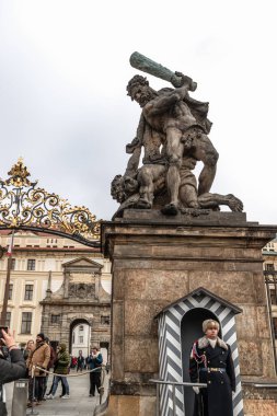 Prag czech cumhuriyeti-30.12.24 Tarihi Gotik kale ve kilise kompleksi, St. Vitus Katedrali, Charles Köprüsü, astronomik saat, St. George Bazilikası, Unesco şehir turizmi.