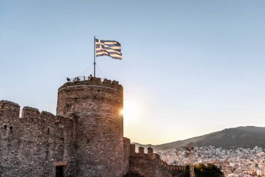 Kavala kenti Yunanistan, 12.8.24 Panoramik Panoramik manzara Panagia kilisesi yakınlarındaki Bizans kalesi veya kalesinden, günbatımı renkleri.