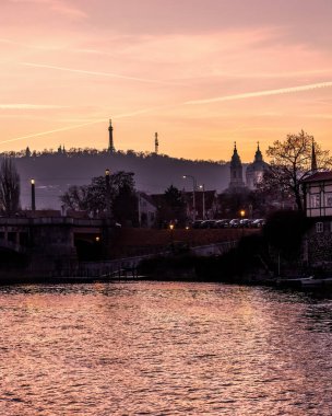 Prag Tarihi Gotik Ortaçağ Kalesi, St. Vitus Katedrali, Charles Köprüsü ve Vltava Nehri tekne turu, astronomik saat, Unesco şehir turizmi, gece görüş ve su yansıması.