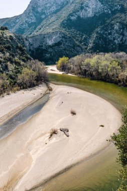 Yunanistan 'da Xanthi ve Rodopi Dağı yakınlarındaki Nestos nehrinde doğa faaliyetleri, yürüyüş, kano ve rafting, panoramik manzara.