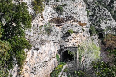 Yunanistan 'da Xanthi ve Rodopi Dağı yakınlarındaki Nestos nehrinde doğa faaliyetleri, yürüyüş, kano ve rafting, panoramik manzara.