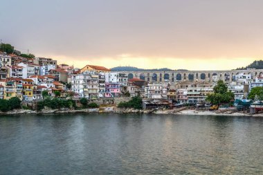 Makedonya 'nın doğusundaki Kavala kenti başlıca turistik limanına panoramik manzara, eski kilisenin mimarisinde muhteşem kemerler ve yaz mevsimleri yer alıyor.