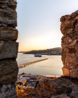 Kavala kenti Yunanistan, 12.8.24 Panoramik Panoramik manzara Panagia kilisesi yakınlarındaki Bizans kalesi veya kalesinden, günbatımı renkleri.