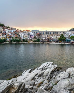 Makedonya 'nın doğusundaki Kavala kenti başlıca turistik limanına panoramik manzara, eski kilisenin mimarisinde muhteşem kemerler ve yaz mevsimleri yer alıyor.