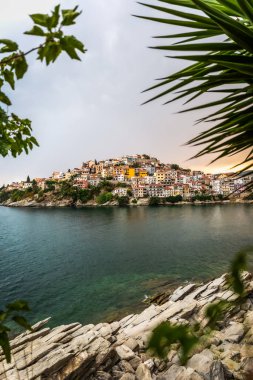 Makedonya 'nın doğusundaki Kavala kenti başlıca turistik limanına panoramik manzara, eski kilisenin mimarisinde muhteşem kemerler ve yaz mevsimleri yer alıyor.