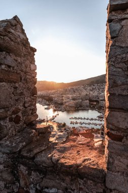 Kavala kenti Yunanistan, 12.8.24 Panoramik Panoramik manzara Panagia kilisesi yakınlarındaki Bizans kalesi veya kalesinden, günbatımı renkleri.