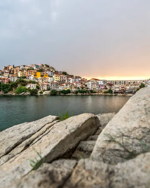 Makedonya 'nın doğusundaki Kavala kenti başlıca turistik limanına panoramik manzara, eski kilisenin mimarisinde muhteşem kemerler ve yaz mevsimleri yer alıyor.
