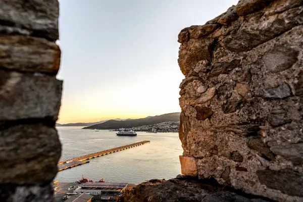 Kavala kenti Yunanistan, 12.8.24 Panoramik Panoramik manzara Panagia kilisesi yakınlarındaki Bizans kalesi veya kalesinden, günbatımı renkleri.