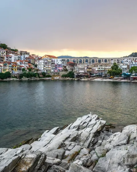 Makedonya 'nın doğusundaki Kavala kenti başlıca turistik limanına panoramik manzara, eski kilisenin mimarisinde muhteşem kemerler ve yaz mevsimleri yer alıyor.