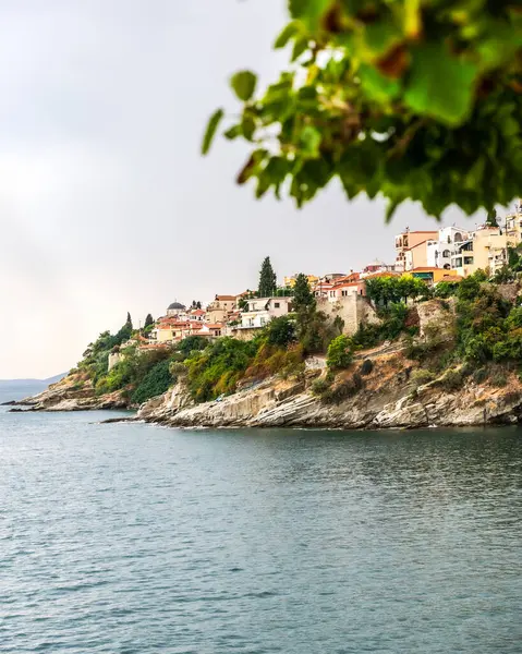 Makedonya 'nın doğusundaki Kavala kenti başlıca turistik limanına panoramik manzara, eski kilisenin mimarisinde muhteşem kemerler ve yaz mevsimleri yer alıyor.
