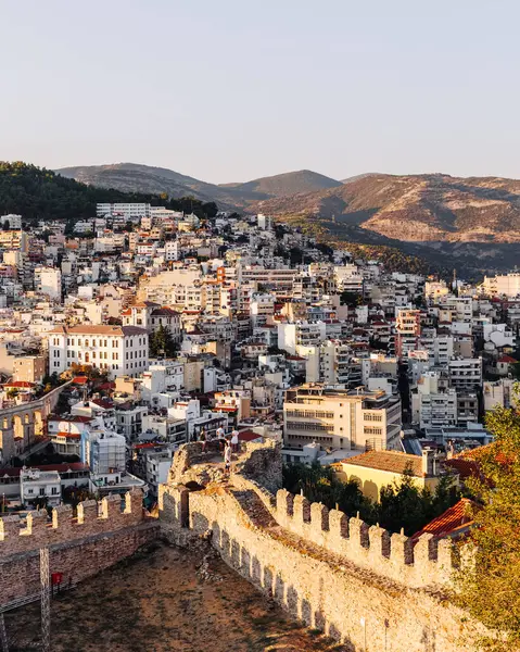 Kavala kenti Yunanistan, 12.8.24 Panoramik Panoramik manzara Panagia kilisesi yakınlarındaki Bizans kalesi veya kalesinden, günbatımı renkleri.