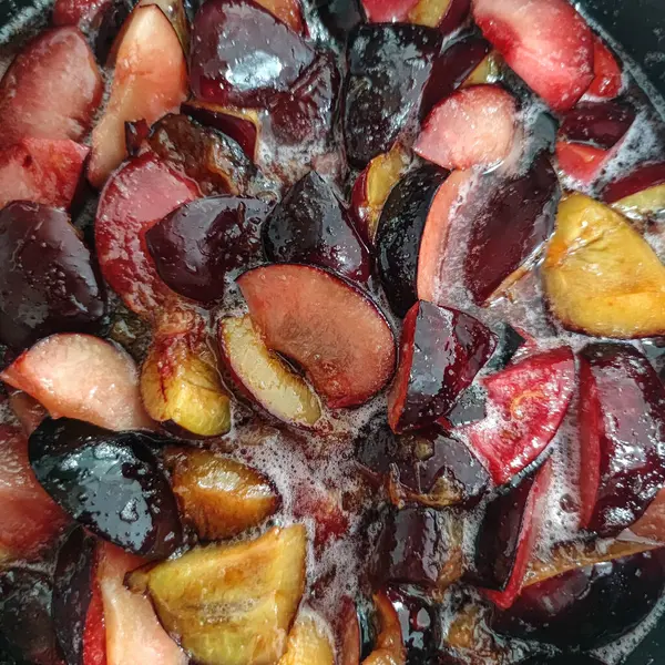 Ev yapımı reçel ya da marmelat için taze kesilmiş erik meyveleri, sağlıklı vejetaryen şekersiz ürün, köy tarzı..