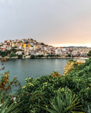 Makedonya 'nın doğusundaki Kavala kenti başlıca turistik limanına panoramik manzara, eski kilisenin mimarisinde muhteşem kemerler ve yaz mevsimleri yer alıyor.