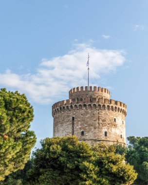 Yunanistan 'ın Selanik veya Selanik başkentindeki Beyaz Kule heykeli ve müzesinden panoramik manzara, yürüyen yayalar, büyük liman, mavi gökyüzü.