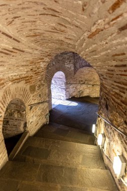 Yunanistan 'ın Selanik veya Selanik başkentindeki Beyaz Kule heykeli ve müzesinden panoramik manzara, yürüyen yayalar, büyük liman, mavi gökyüzü.