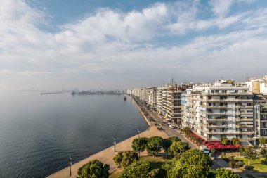 Yunanistan 'ın Selanik veya Selanik başkentindeki Beyaz Kule heykeli ve müzesinden panoramik manzara, yürüyen yayalar, büyük liman, mavi gökyüzü.
