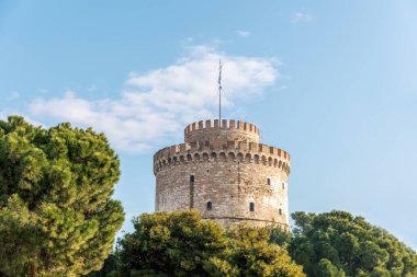 Yunanistan 'ın Selanik veya Selanik başkentindeki Beyaz Kule heykeli ve müzesinden panoramik manzara, yürüyen yayalar, büyük liman, mavi gökyüzü.