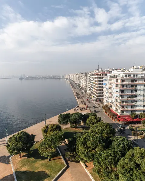 Yunanistan 'ın Selanik veya Selanik başkentindeki Beyaz Kule heykeli ve müzesinden panoramik manzara, yürüyen yayalar, büyük liman, mavi gökyüzü.